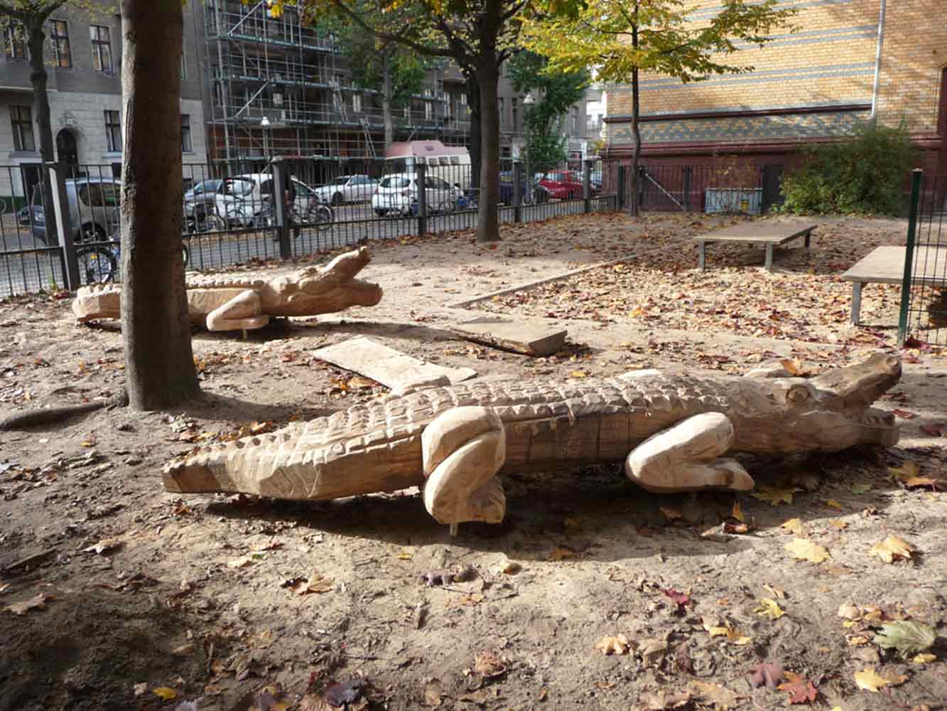 Holzskulpturen Krokodile