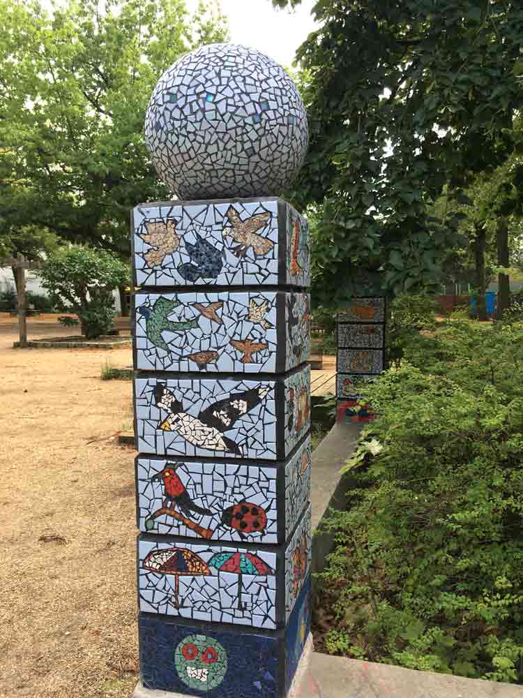 Mosaik Mauer mit Pfosten