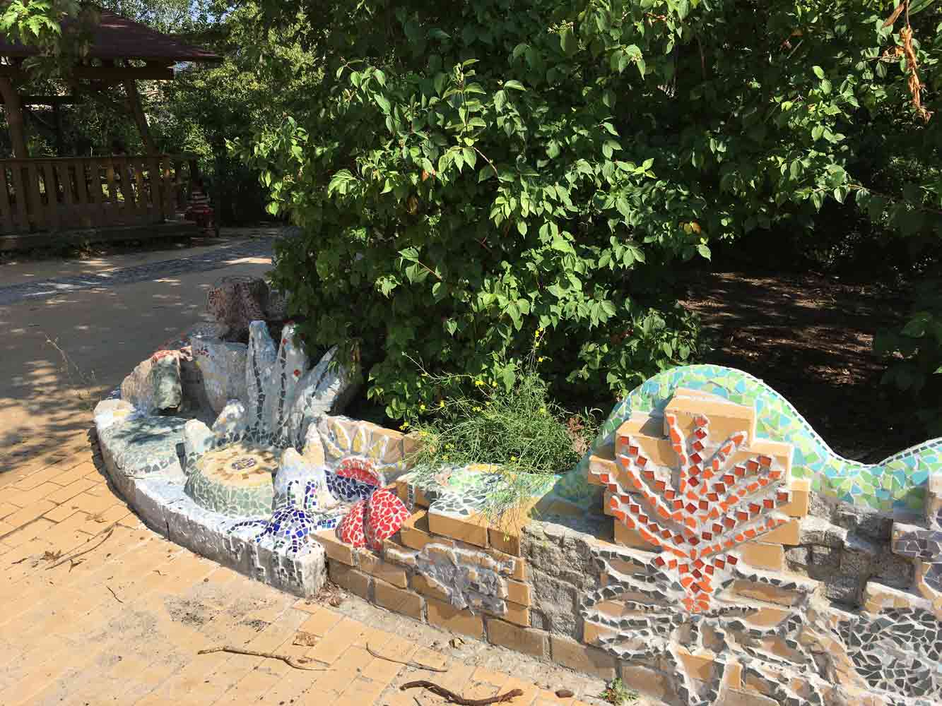 Mosaikmauer mit Skulpturen