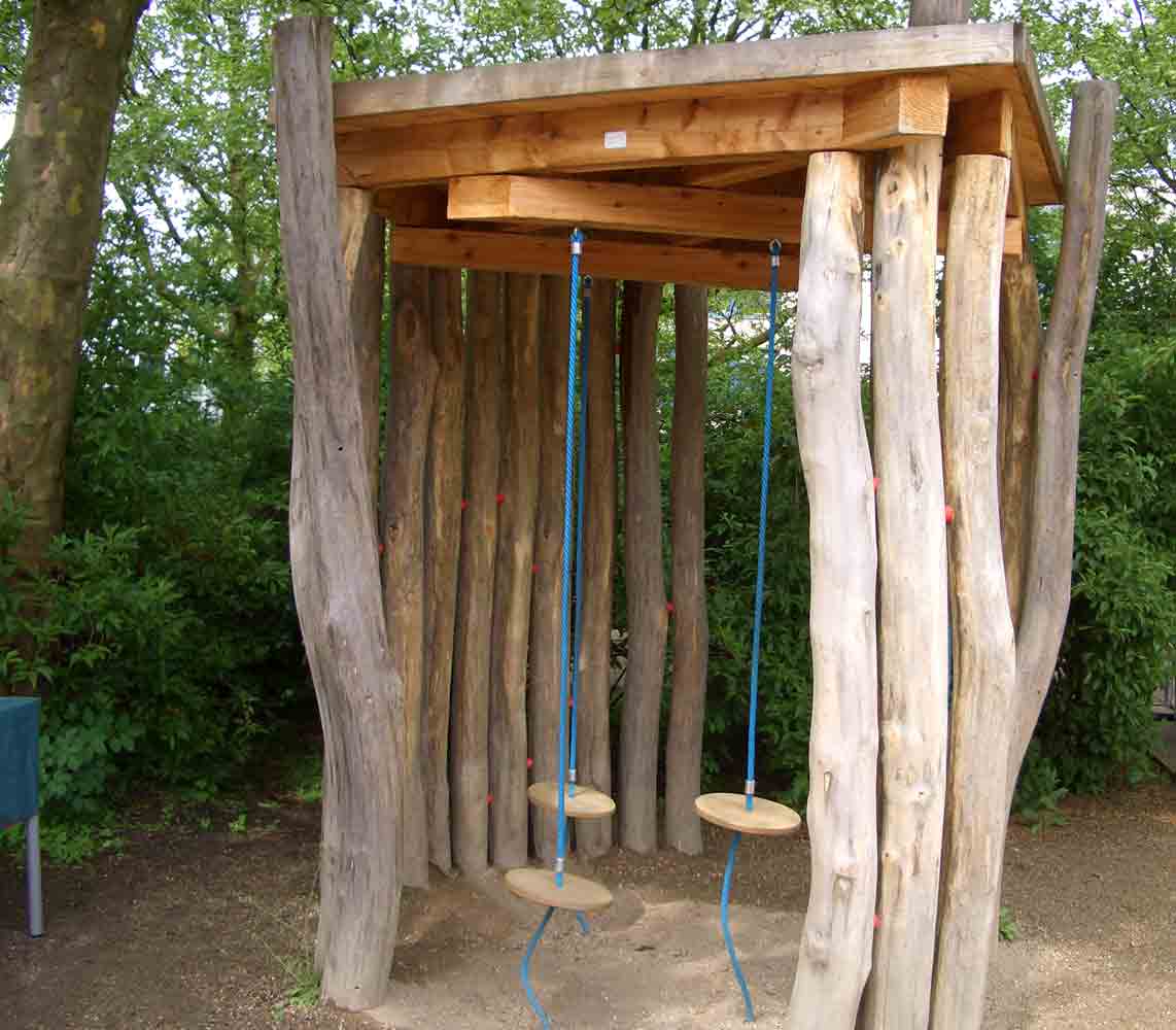 Holzpavillon mit Teller-Schaukel-Sitzen
