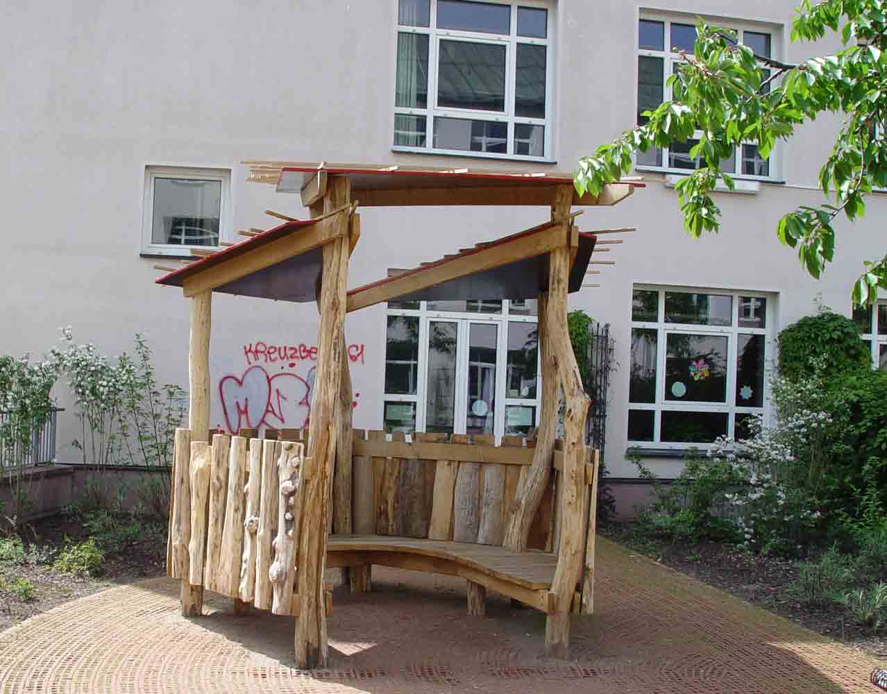 Holzpavillon mit offenen Dachelementen