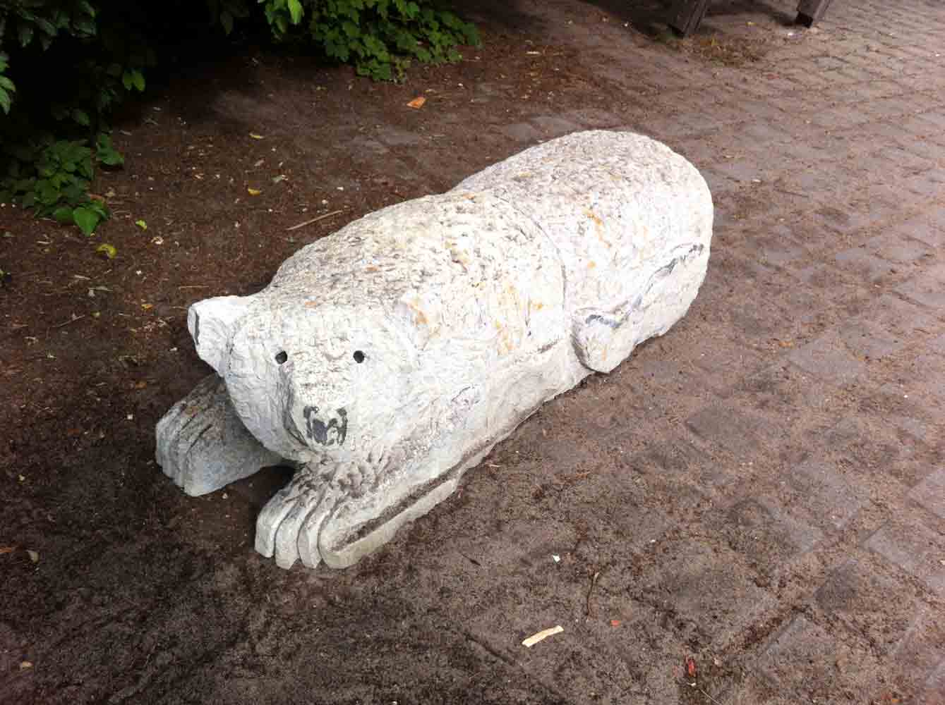 Steinsklulptur Eisbär