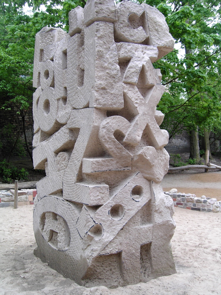Steinskulptur Buchstaben, Foto: Christof Glamm